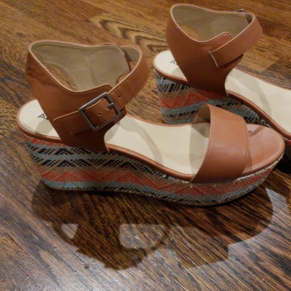 Abound Wedges - Picture 2 of 7